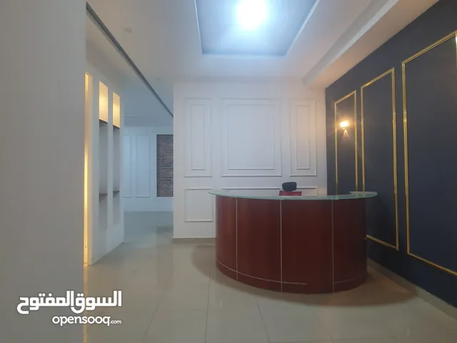 شقة مكاتب إدارية للايجار مدينة طرابلس في طريق المشتل بعد شيل المشتل علي يمين