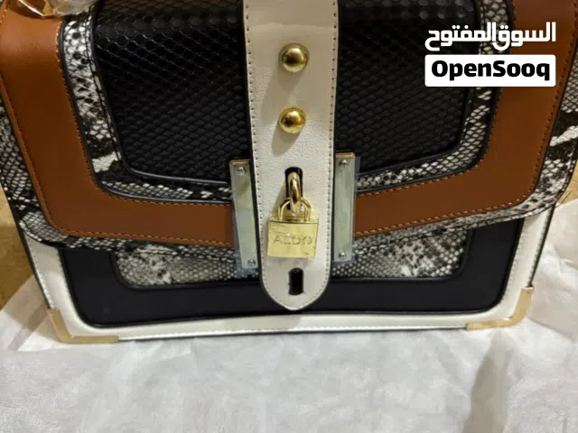 شنط ماركات عالميه براندات اسعار منافسه يوجد خدمه توصيل للمحافظات كوالتي عالي جدا  فل تختيم