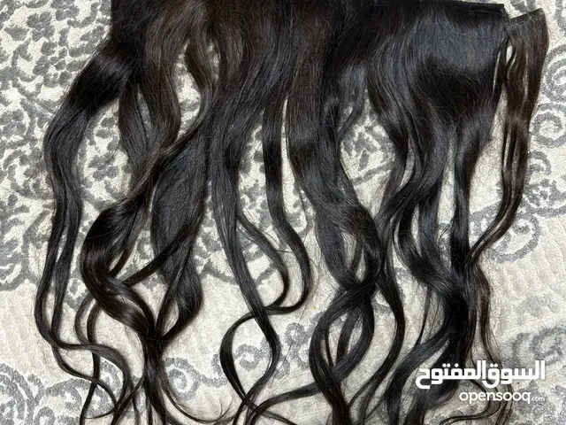 وصلتين كبار و وصله صغيره شعر طبيعي لون بني غامق مع كلبسات السعر قابل للتفاوض طويله و بنفع تتحمم