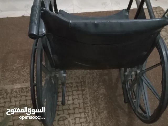 كرسي متحرك بحالة جيدة غير قابل للثني