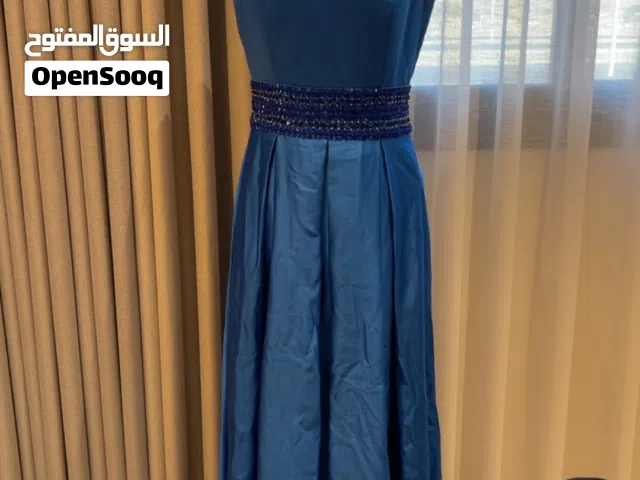 فستان سهرة نيلي مع تطريز على الخصر