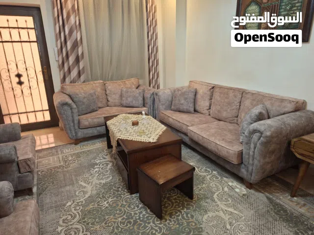 طقم كنب 7 مقاعد بحالة ممنازة للبيع مع طاولات