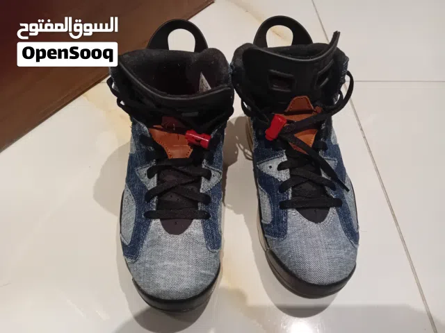 للبيع جوتي جوردان مقاس 42