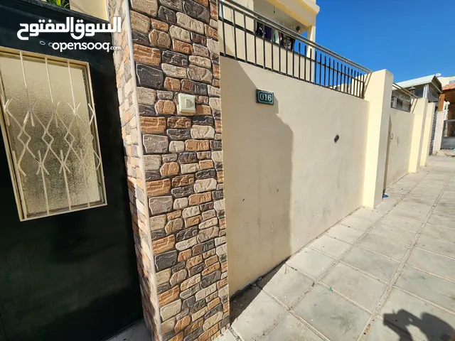 للبيع شقه ارضيه الثالثه مع ترس وكراج وارتداد جانبي وخلفي واسع