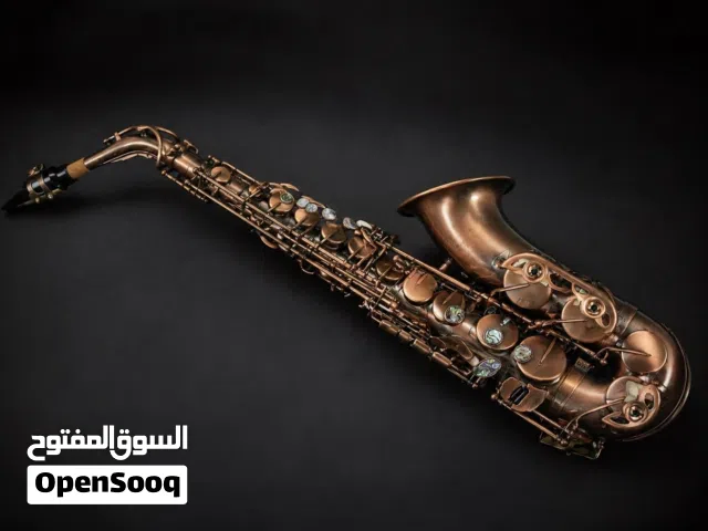 ساكسفون احترافي لون برونزي فاخر – صوت نقي وحالة ممتازة مع الحقيبة الأصلي