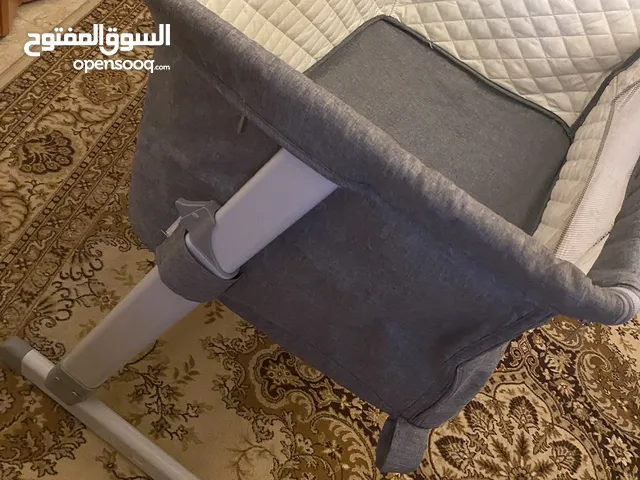 سرير بيبي عملي جدا قابل للفتح من جهة الأم