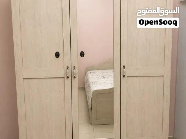 خزانة للبيع مستعملة ممتازة مع مكتبة قابل للتفاوض!
