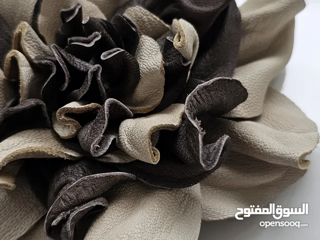 بروش مصنوع من الجلد الطبيعي leather brooch