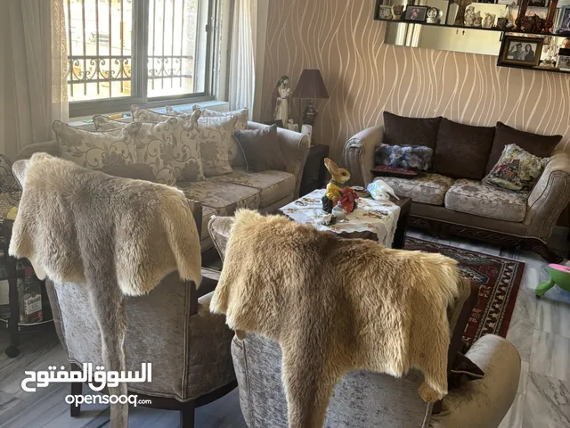 طقم كنب مع طاولات عدد 3