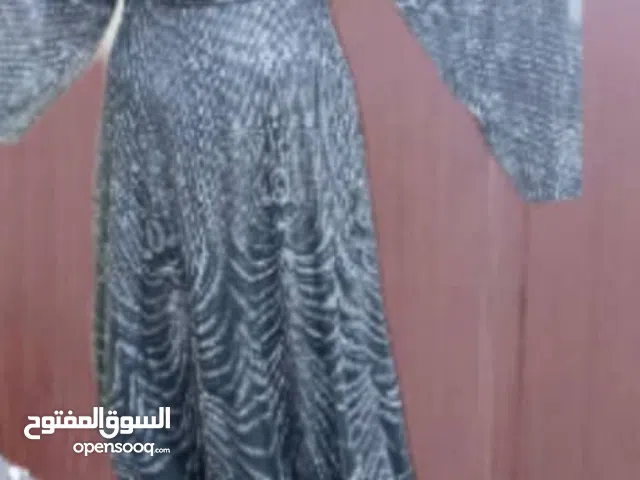 فستان سهرة للبيع مستعمل وفستان اخر يختلف علي الاول مستعمل رقمه 44 المعروض في صور واحدة في الاعلان
