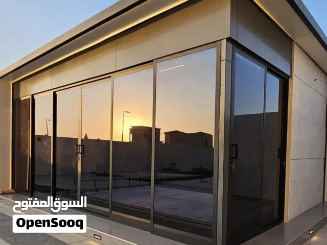 متخصصين بكافة اعمال الزجاج السيكوريت بأحدث التصاميم/ نصمم وننفذ واجهات زجاجية عصرية والشاور والابواب