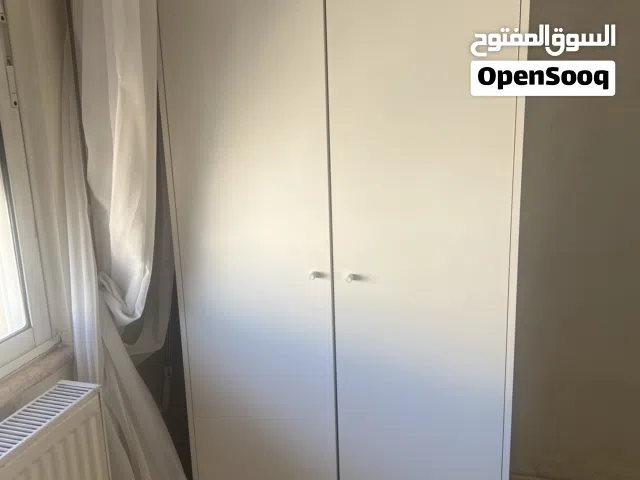 خزانة ايكيا لون ابيض بحالة جيدة