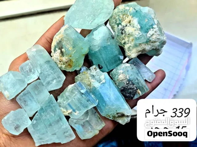 اكوامارين خام طبيعي سداسي نقي وشفاف وكبير