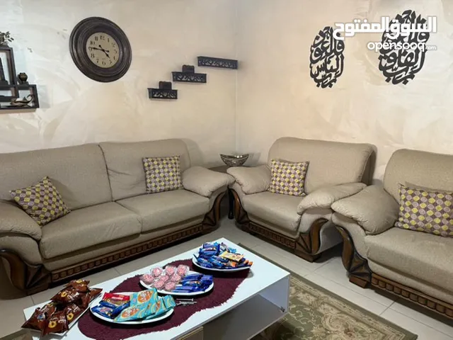 طقم كنب نظيف جدا استخدام خفيف كثير