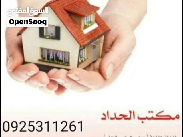 فندق مساحته(400)م.اربع طوابق.على ثلاث شوارع. دخلة الشهري(32)الف دينار  سعر البيع( 4 مليون )دينار