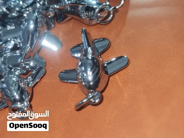 ميداليات و تعليقات ستينلس  ثقيل  حبتين بريال  متوفر كمية  مناسبة للهدايا و التوزيعات