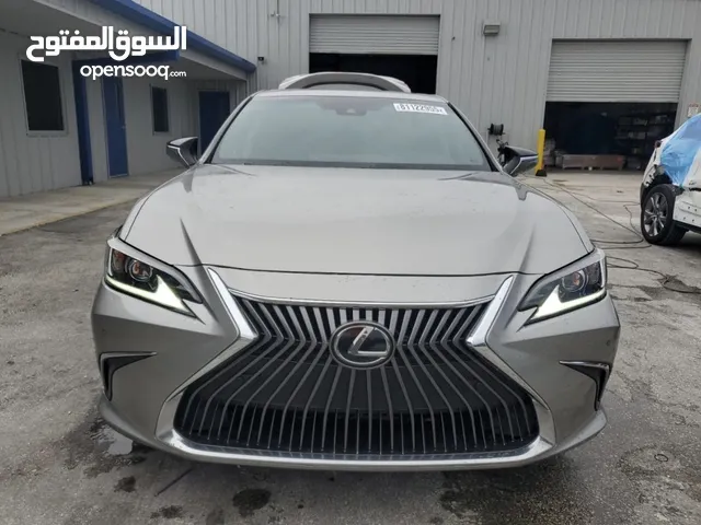 لكزس ES350 موديل 2020 حادث بسيط خلف بدون خروج إيرباجات سياره جميله ممشى بسيط