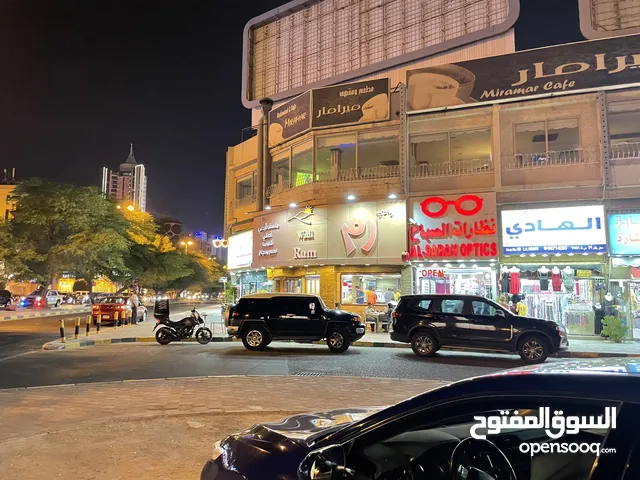 محل للبيع بسوق راشد بالسالميه يطل بزاوية على شارع سالم المبارك الرئيسي يصلح لأي نشاط وبالأخص محل ذهب