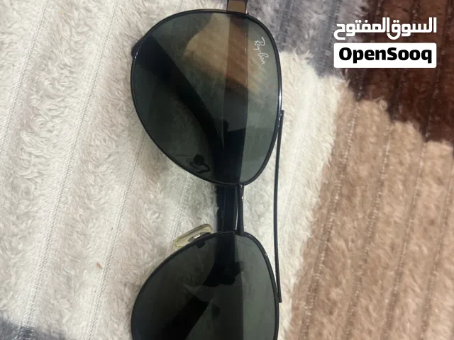 نظارة شمسية من ماركة Ray-Ban