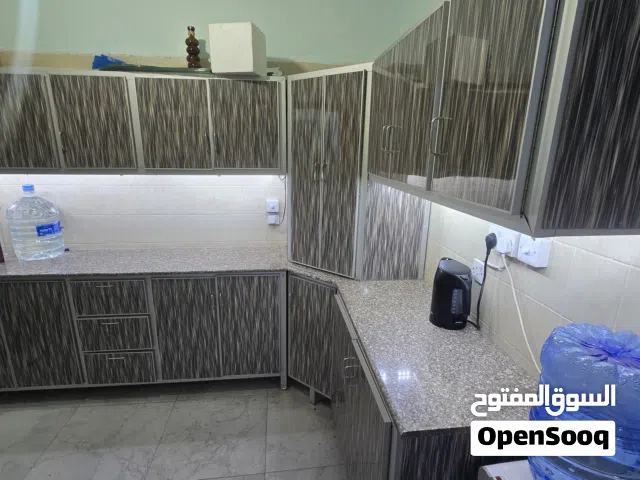 خزائن/ كبتات مطبخ زاوية المنيوم وميلامين سطح رخام كما في الصورة بحالة ممتازه