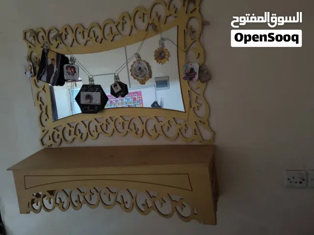 مرايا ع برواز خشب ذهبي مع رف