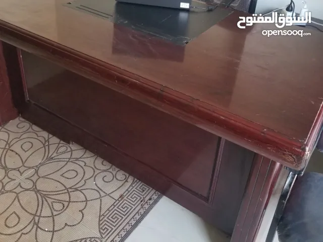 مكتب ماليزي شبه جديد متكامل مع 2 كراسي و 2 مكتبيات وكنب انتظار جلد 3 متر عرطه
