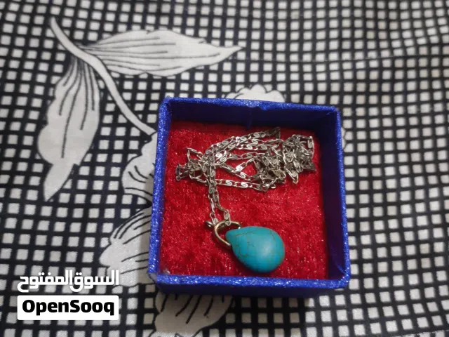 عقد فيروز أصلي وتقدر تكشف عليه في أي مكان