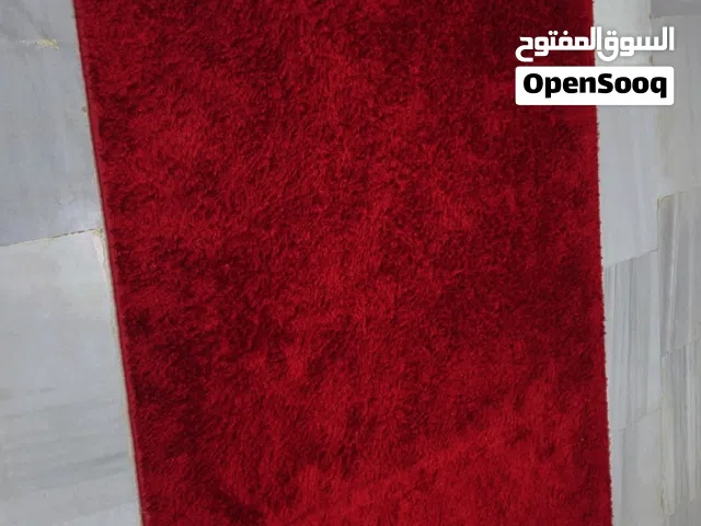 سجاده لون احمر غامق شبه جديده بحاجة غسيل من الغبره فقط