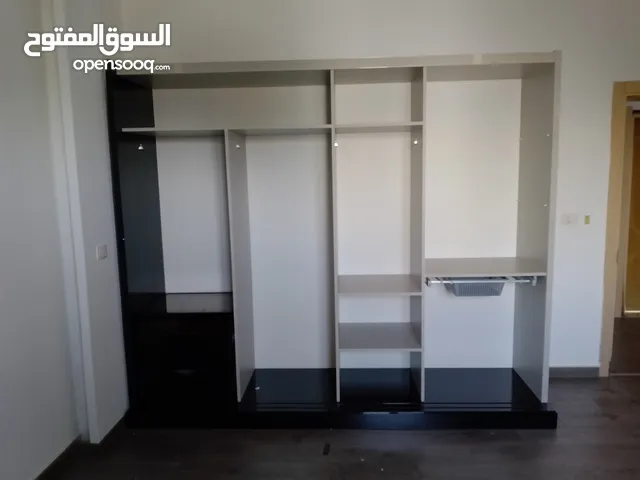 فني آثاث وتركيبات