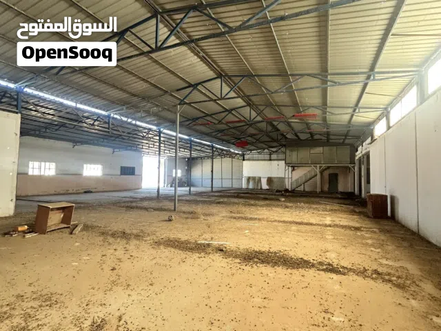 هنقر يتكون من مخزنين و مبنى سكني او مكتبي و استراحة سكنية او استقبال في موقع ممتاز بجانب مصنع جودي