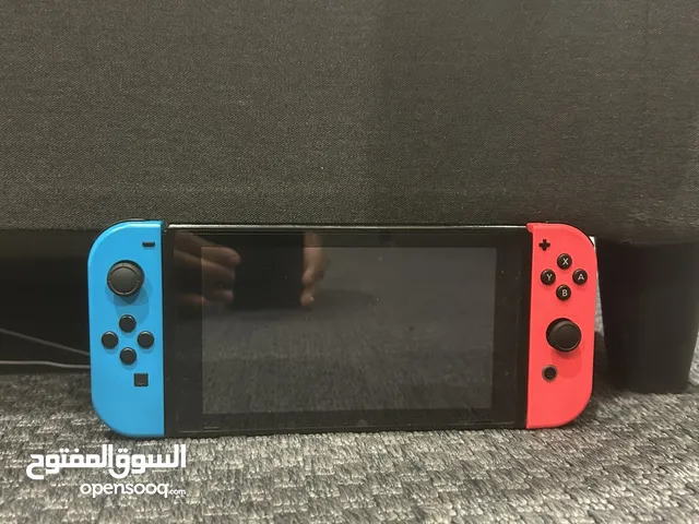 جهاز نينتندو سويتش نظيف مع كامل ملحقاته وبسعر مغري