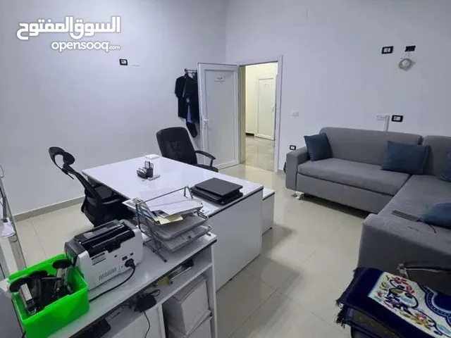 شقة تجارية بتشطيب حديث مجهز بالاثاث لمكتبي ف سنتر بن عاشور رئيسي