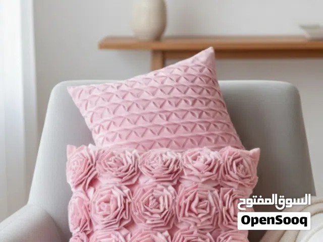 مخدات ورد بارز عدد 3 مستعمل نظيف بحاله جيده