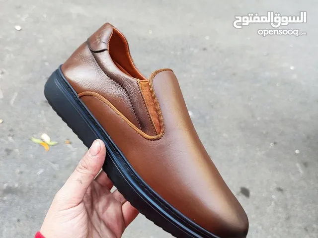 حذاء مصنوع من جلد طبيعي