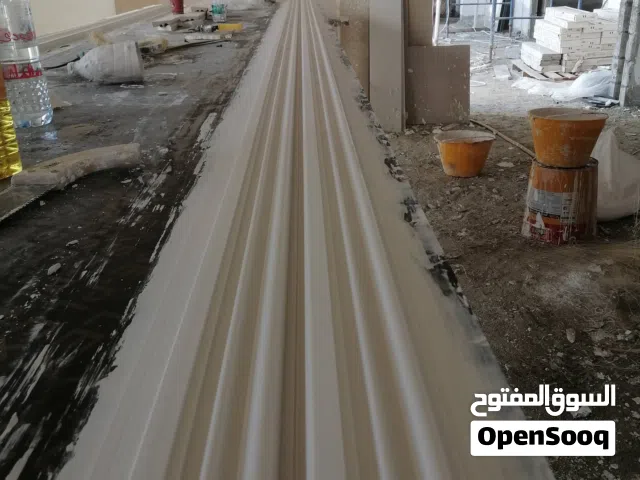 أعمل في الديكور الداخلي، أقدم حلول تصميم عصرية تناسب مختلف الأذواق والميزانيات.