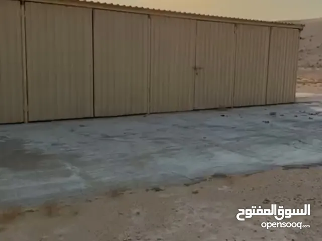 للإيجار مستودع كبير 12 * 6 متر وغرفتين وحمام ومطبخ فيها كهرباء