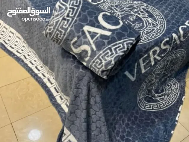 كل ما يميز منتجًا سواء كانت سلعة أو خدمة عن غيرها وتشمل على وجه الخصوص الأسماء التي تتخذ شكلًا مميزً