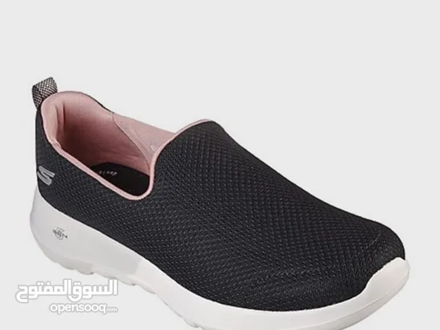 حذاء اسود من سكتشرز Black shoe from Skechers
