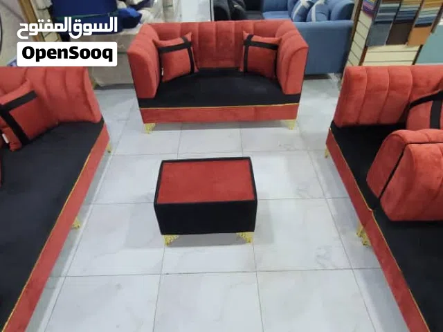 كنب يجمع بين الأناقة والجودة والراحة، كنب ملكي فاخر بتصميم راقٍ يضيف لمنزلك لمسه من الفخامه والتميز