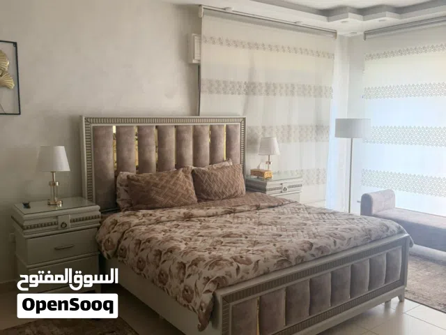 غرفة نوم بحالة ممتازة البيع بداعي السفر استعمال خفيف