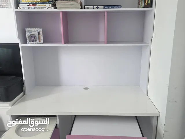 مكتبة للبيع باللون الأبيض والوردي وهي بحالة ممتازة White and pink bookcase for sale in excellent c