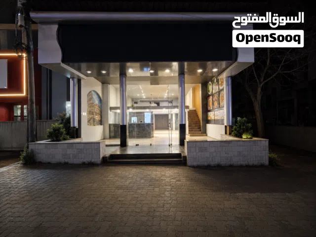 مخازن تجارية للإيجار شارع الجامعة بجانب ال KFC مباشرة منطقة حيوية وبسعر مناسب  . .