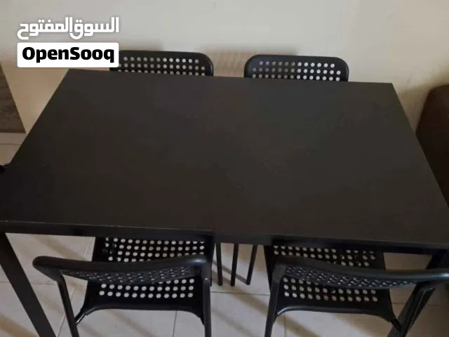 طاوله مع اربع كراسي 250وستائر سعرهم 130 درهم