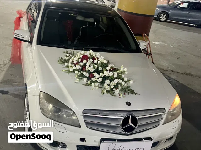 مرسيدس لون ابيض مميز اعلى فئة جميع الاضافات بانوراما دفع خلفي عداد قليل