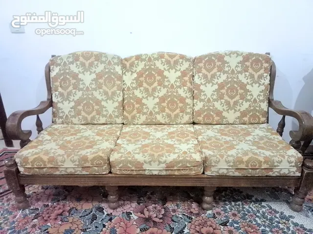 كنباية خشب طقم كنب خشب مستعمل للبيع بحالة جيدة، مع هدية طقم طاولات خشب