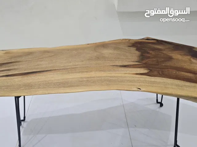 طاولة من خشب السدر العماني و ارجل قابلة للطي