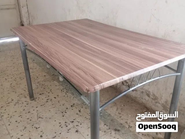 طاولة طعام مستطيلة بسطح خشبي