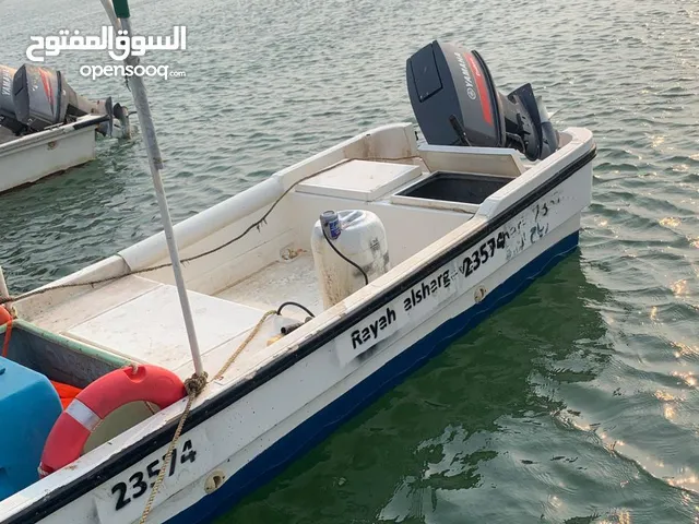 قارب للبيع