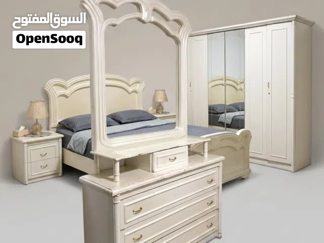 غرفة نوم بيضاء للبيع