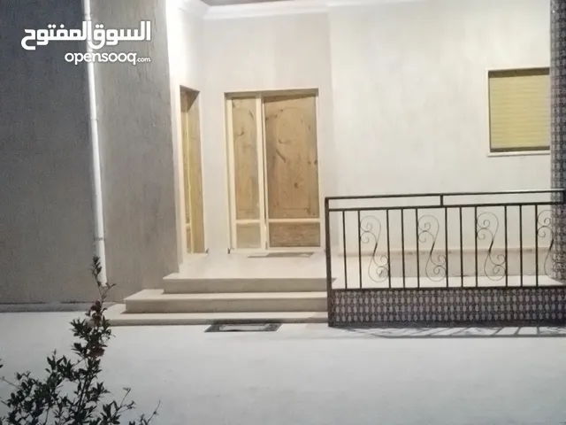225 m2 3 Bedrooms Townhouse for Sale in Tripoli Alswani